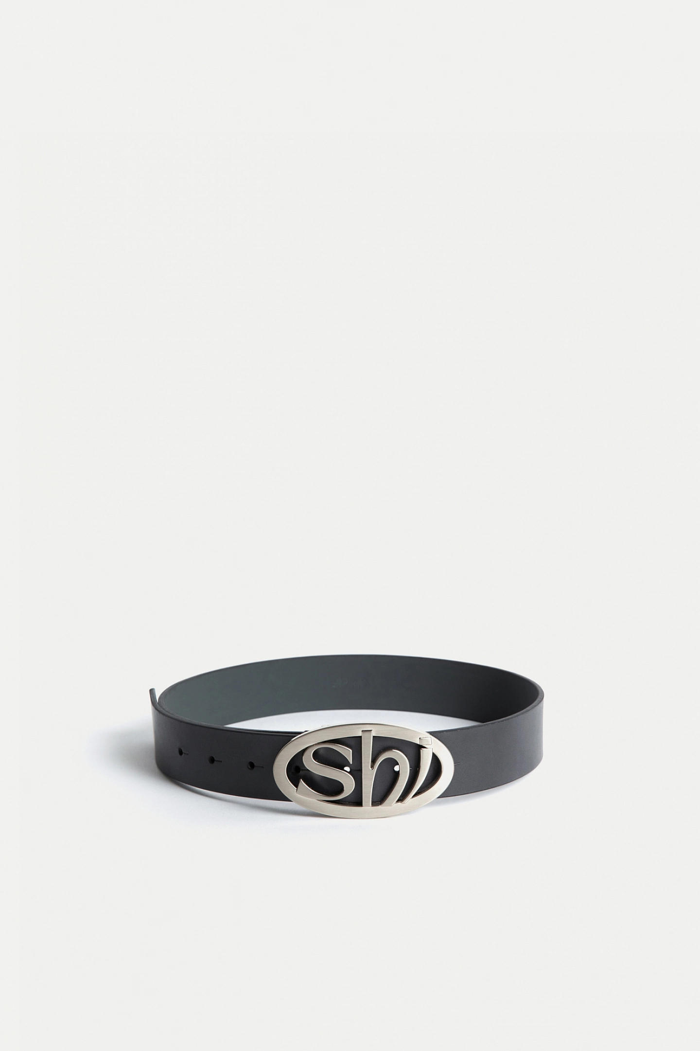 Ремень с фирменной пряжкой