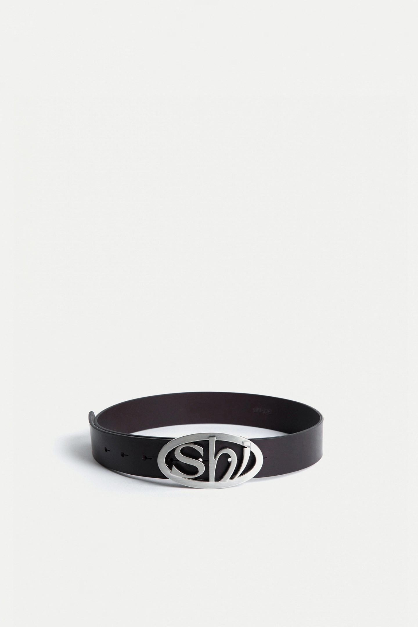 Ремень с фирменной пряжкой