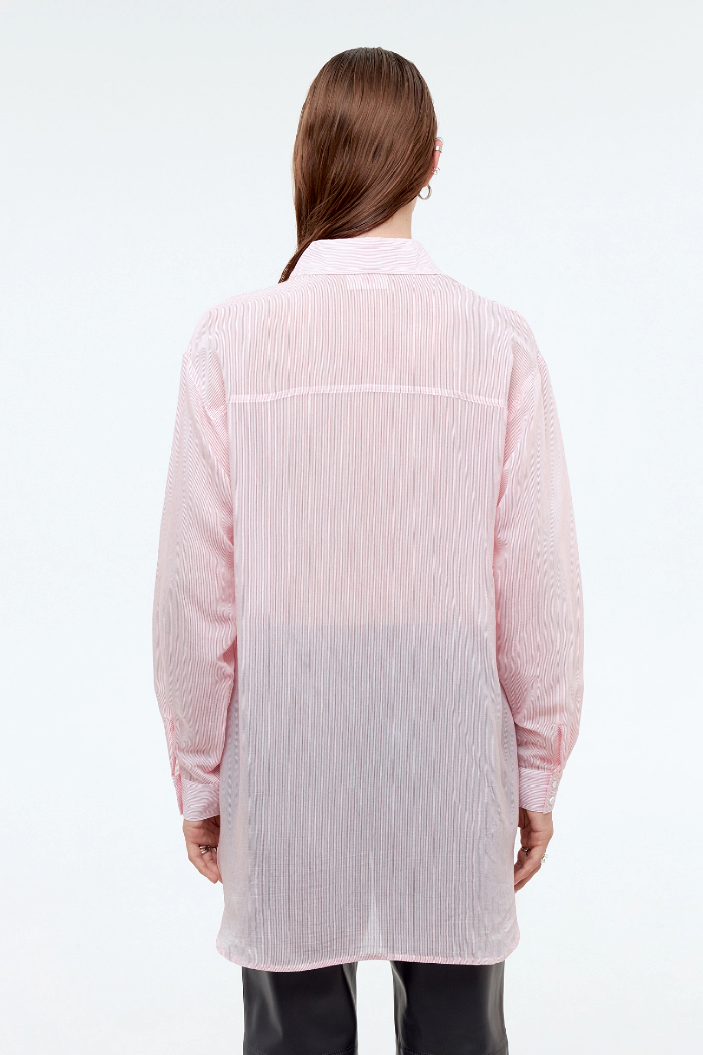 Рубашка со спущенным плечом и кокеткой