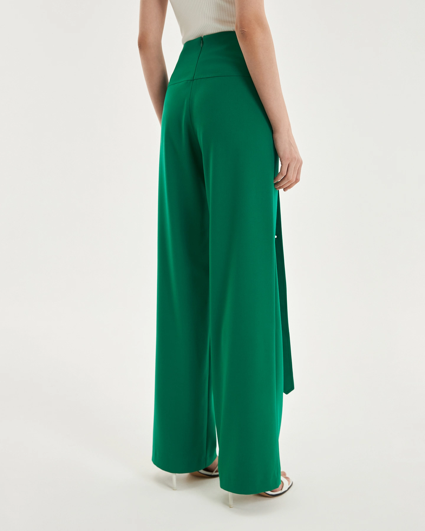 Брюки с хлястами