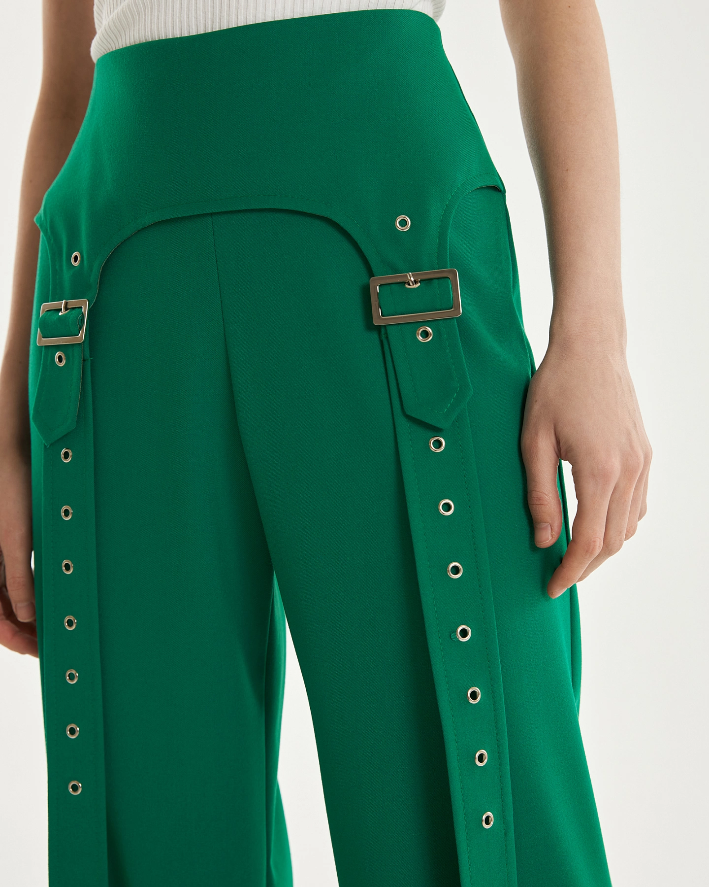 Брюки с хлястами