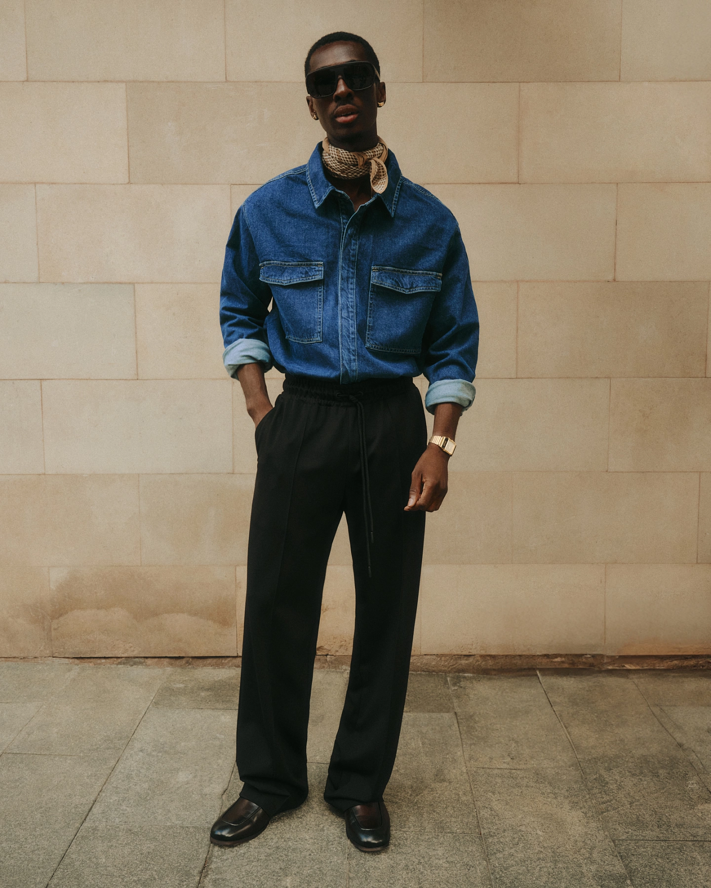 Кардиган на пуговицах и брюки со стрелками из джерси