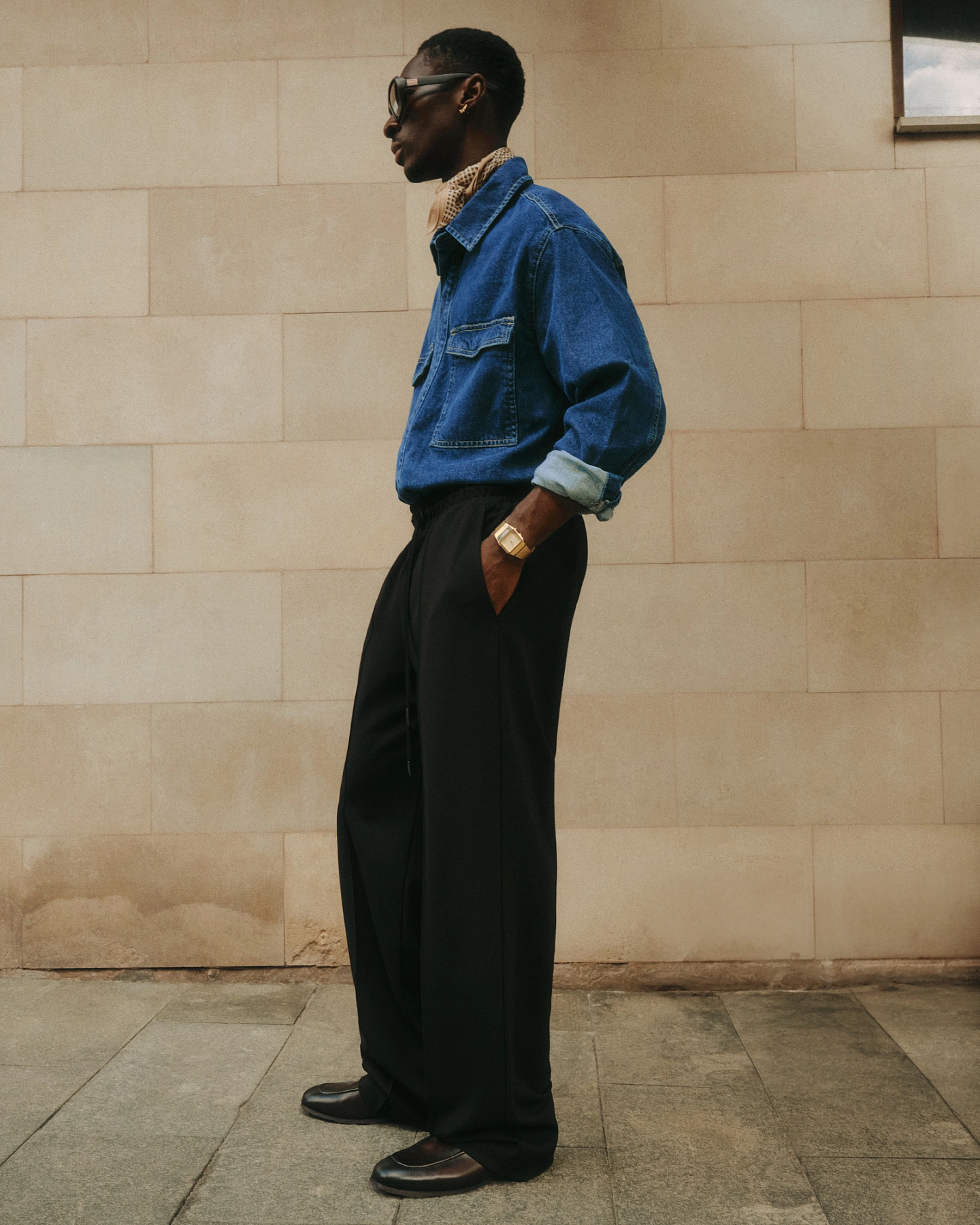 Кардиган на пуговицах и брюки со стрелками из джерси