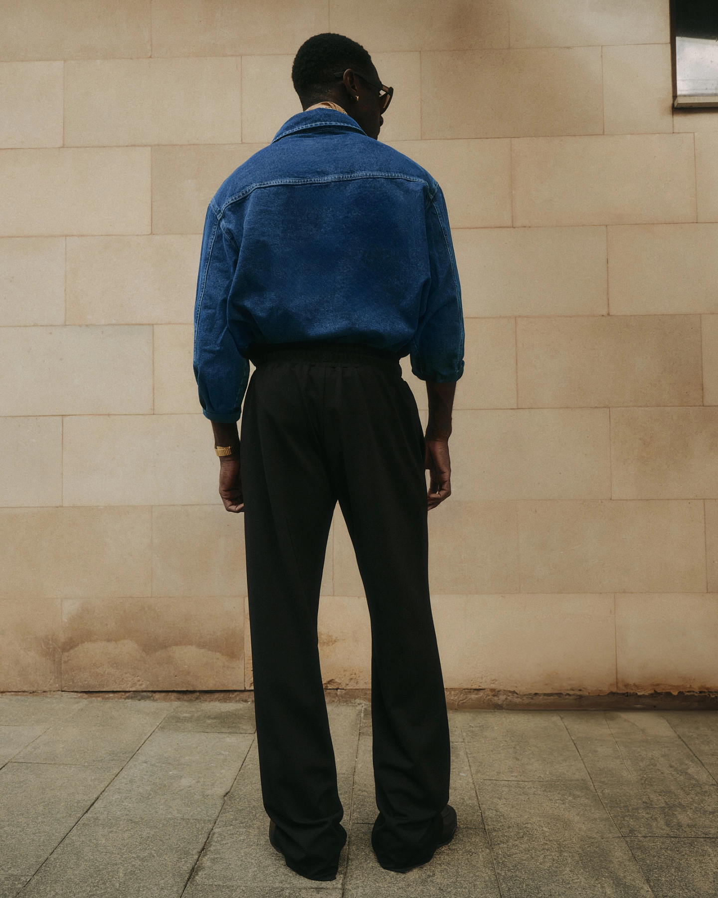 Кардиган на пуговицах и брюки со стрелками из джерси