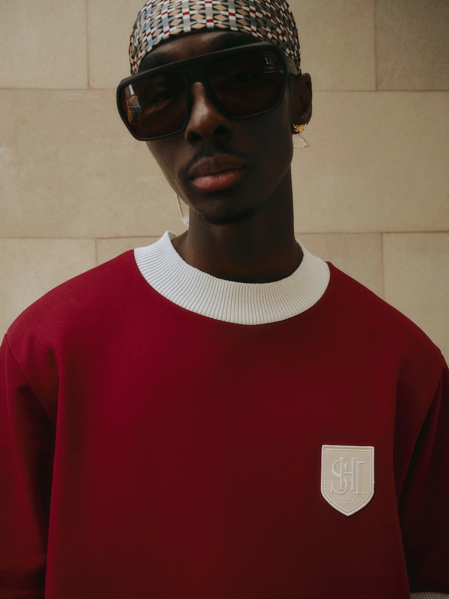 Футболка и брюки с вязаной отделкой