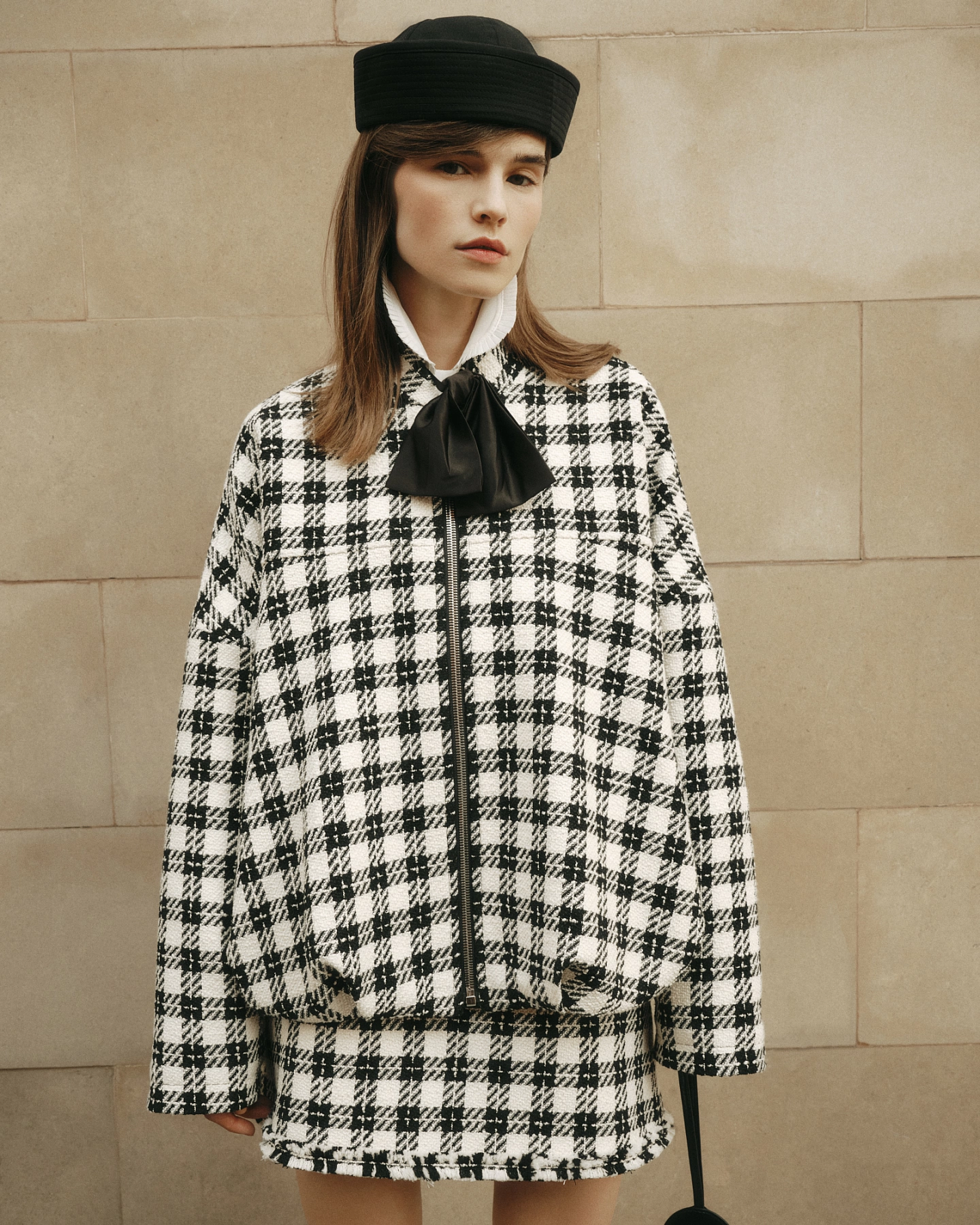 Бомбер объемный из пальтовой ткани и юбка-мини из твида