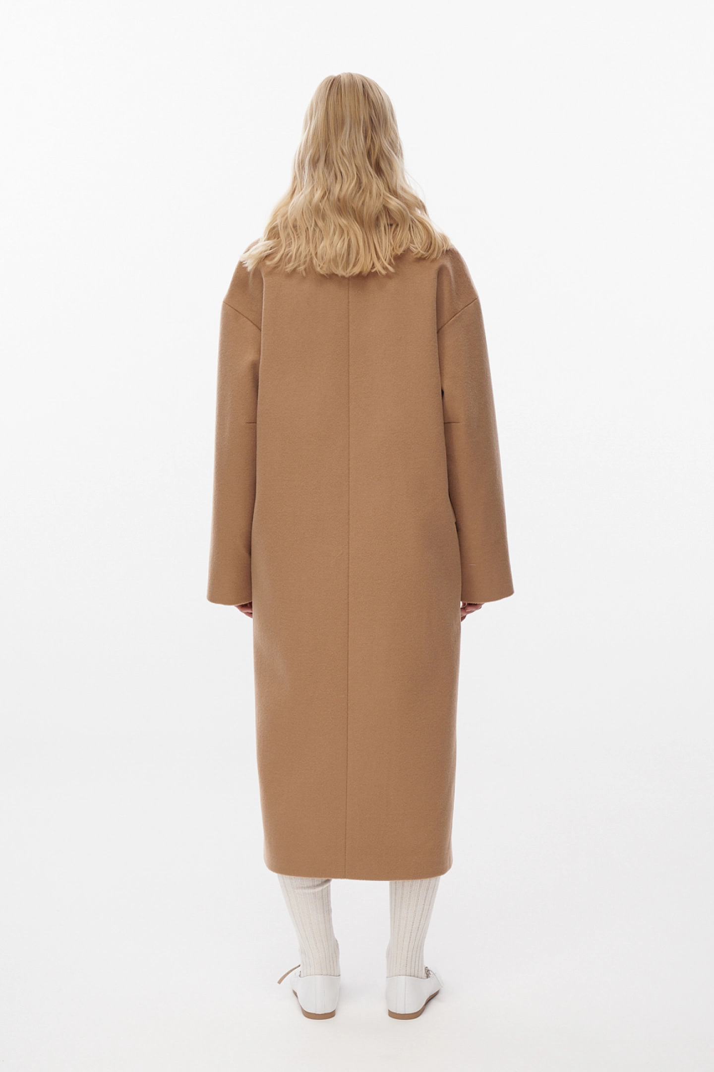 Double-breasted coat with contrasting buttons