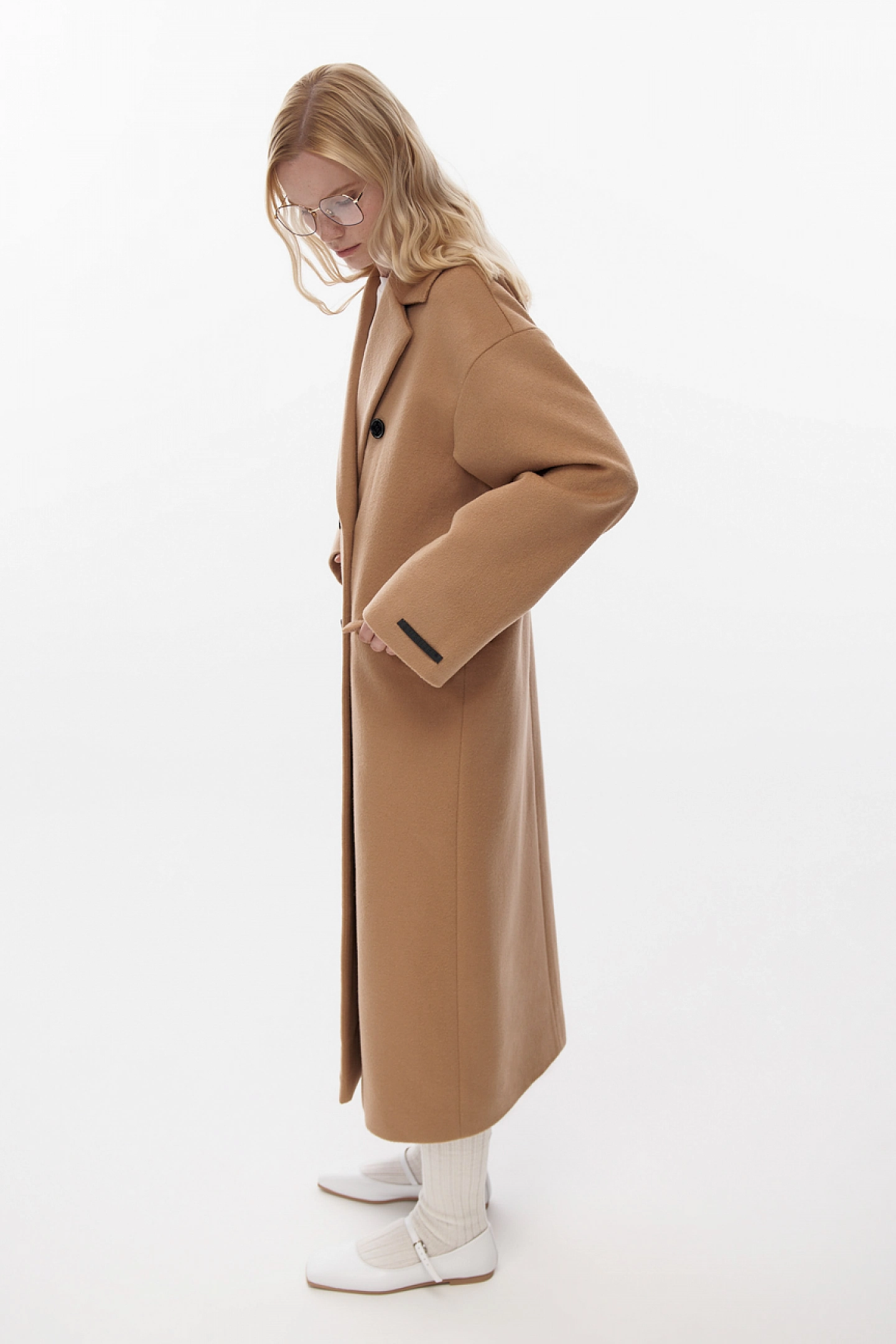 Double-breasted coat with contrasting buttons