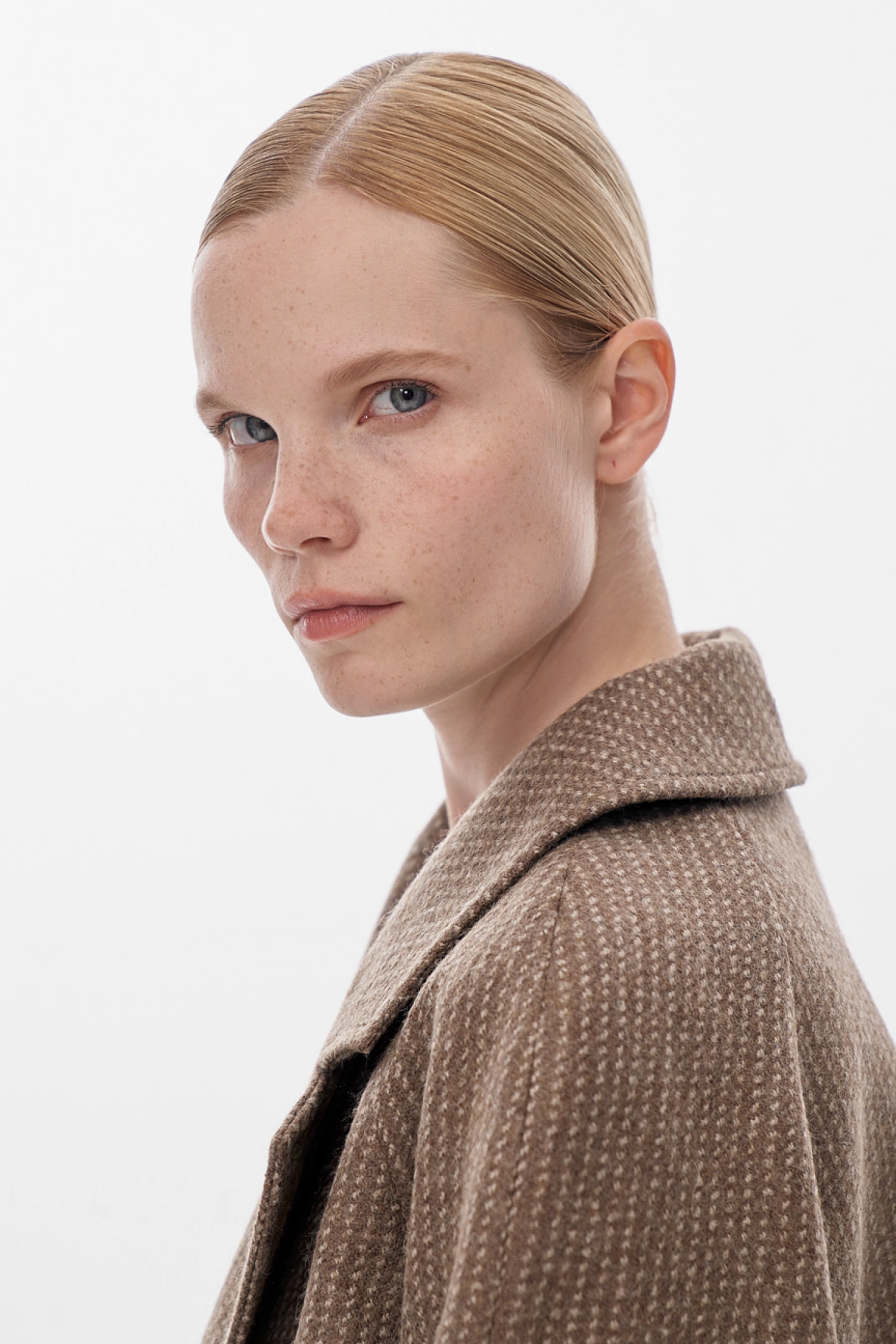 Raglan coat with yokes