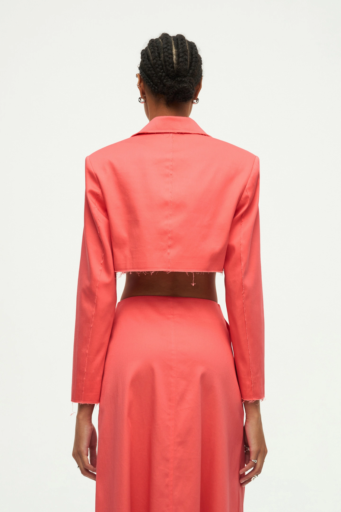 Жакет короткий с открытыми срезами