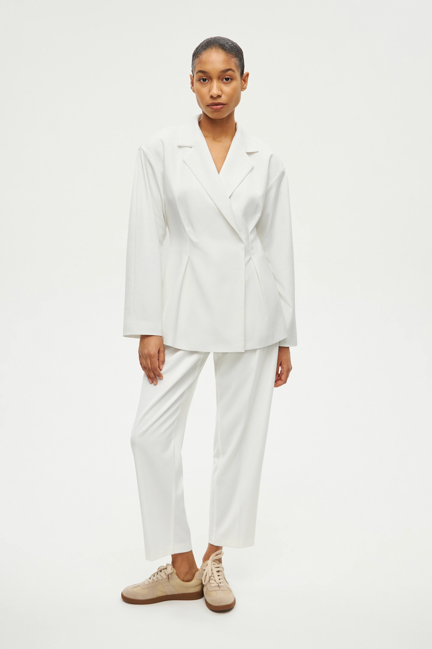 Jacket with pleats at the waist