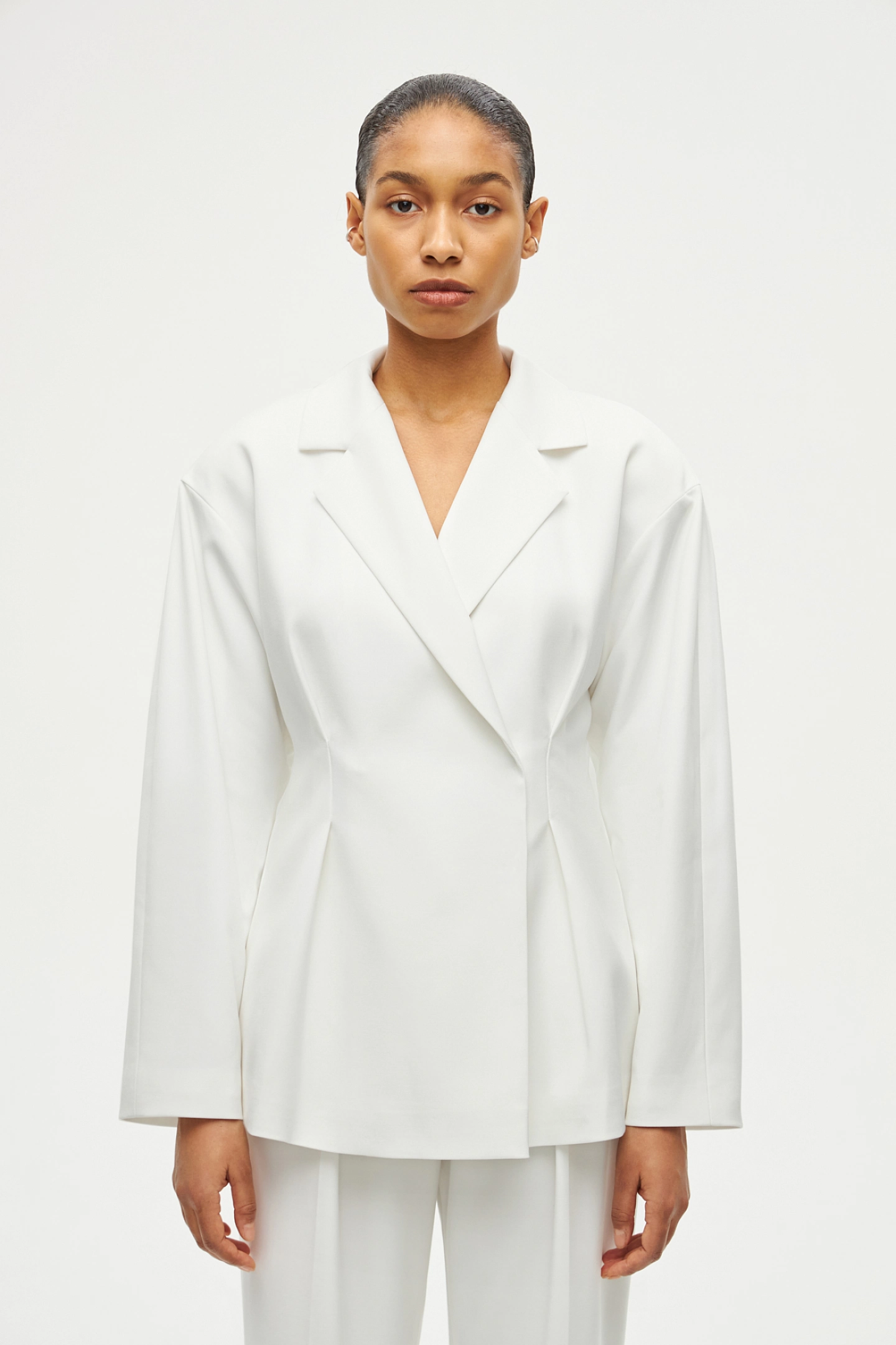 Jacket with pleats at the waist