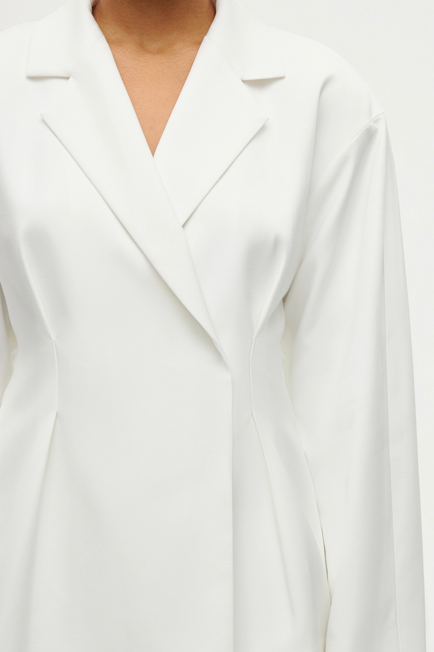 Jacket with pleats at the waist